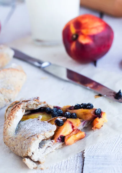 Biscotti tagliati con pesca e mirtillo — Foto Stock