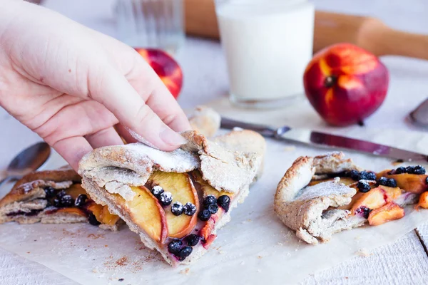 Un morceau de biscuit aux pêches et aux bleuets — Photo