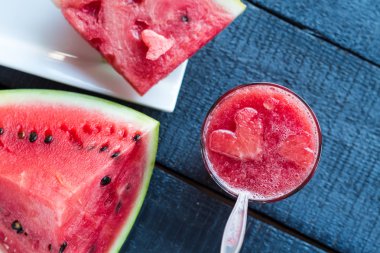 suyu, güler yüzlü karpuz, yönetim kurulu üst görünümden bir bardak