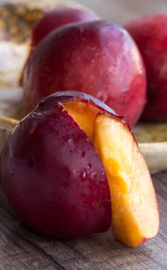 Sulu kırmızı şeftali bölümüne