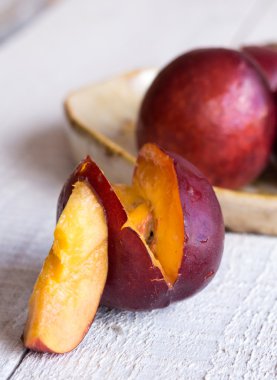 Sulu bir şeftali bölümüne dikey olarak