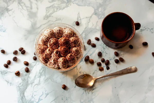 Perfecto Tiramisú Italiano Recién Hecho Con Cacao Porción Tiramisú Sobre Fotos de stock libres de derechos