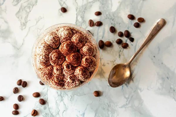 Perfecto Tiramisú Italiano Recién Hecho Con Cacao Porción Tiramisú Sobre Fotos de stock libres de derechos