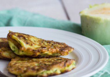 Beyaz bir tabak kızarmış kabak börek yakın çekim