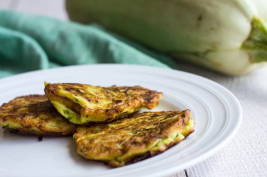beyaz bir plaka üzerinde yatay kızarmış kabak börek