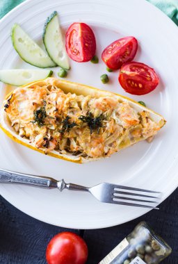 sıcak tavuk ve sebze üzerinde beyaz bir pla ile kabak dolması