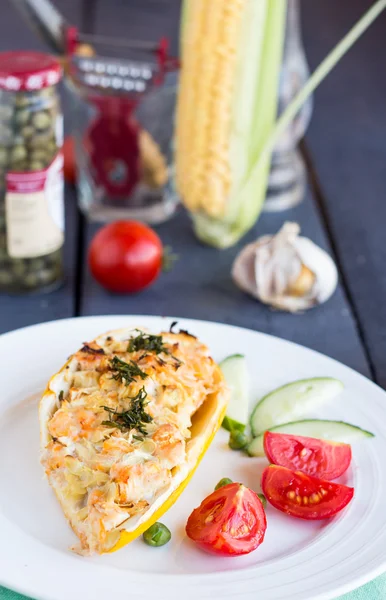 Zucchine gialle farcite con verdure e kuritset, pomodori — Foto Stock