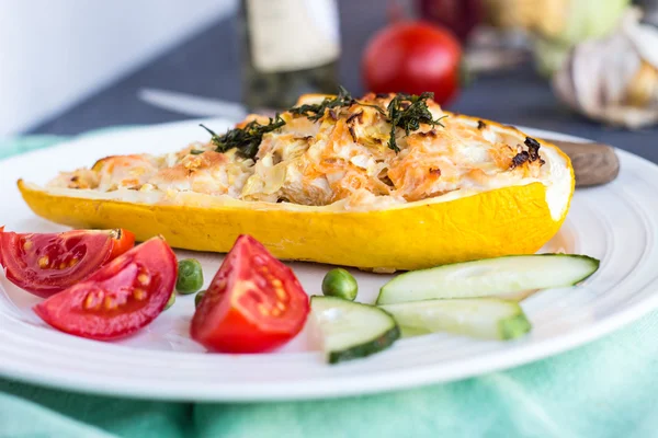 Calabacín relleno con pollo y verduras, horizontalmente, gritar —  Fotos de Stock