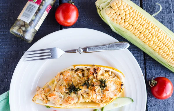Zucchine ripiene calde con pollo e verdure su una pla bianca — Foto Stock