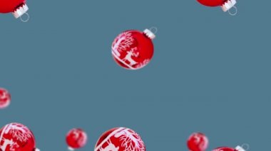 4K UHD görüntülerinde mavi arka planda (yatay değil yatay) farklı çaplara sahip Cam Beyaz Noel ağacı oyuncağı.