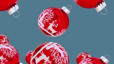 Uçan boş kırmızı beyaz noel topu 4K UHD görüntülerinde mavi arka planda (yatay değil, yatay) merkeze gider.
