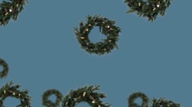 Farklı çaplarda asılı Rustik Noel çelengi 4K UHD görüntülerinde trend mavi arkaplan (yatay, döngü dışı) merkezine taşınır.