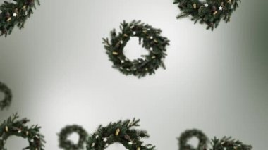 Değişik çaplara sahip bir Noel çelengi dekoru eğilim renk eğimine sahip. 4K UHD görüntüsü.
