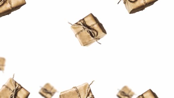 Поток Подарочных Коробок Ремесленной Бумаги Разного Диаметра Белом Фоне Видеозапись — стоковое видео