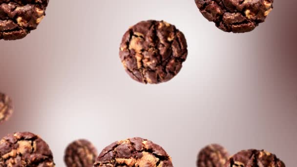 在白色的背景上 一串串不同直径的美味巧克力片饼干 Uhd镜头 未来主义设计 动感设计动画 流行艺术设计 创意圣诞糖果食品理念 — 图库视频影像