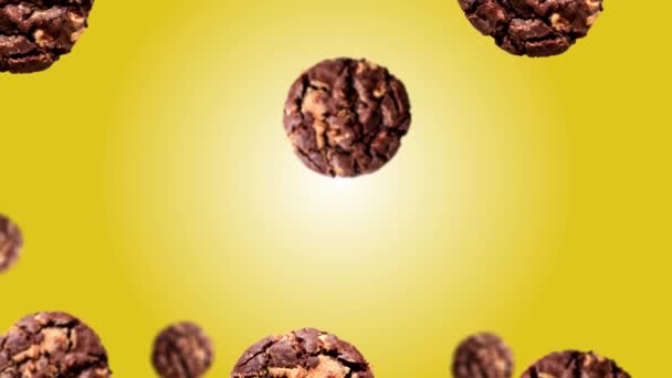 異なる直径の朝食のためのフライングクッキーは Uhd映像で黄色のグラデーションの背景 水平方向ではなくループ可能です の傾向に中心に移動します — ストック動画