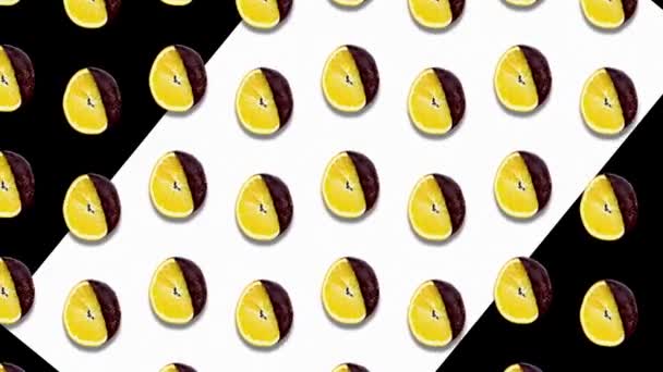 Portakalların Farklı Çapta Çikolatalarıyla Beyaz Arka Planda Hareketli Dikey Dilimleri — Stok video