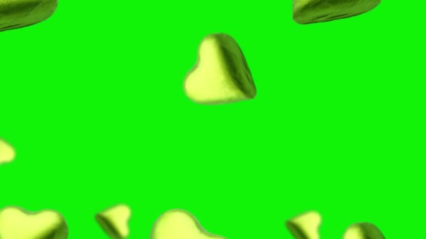 空飛ぶハートの形をしたチョコレートキャンディーが飛び 孤立した背景にさまざまな直径の角度で飛んでいます 高品質4K Uhd映像 — ストック動画