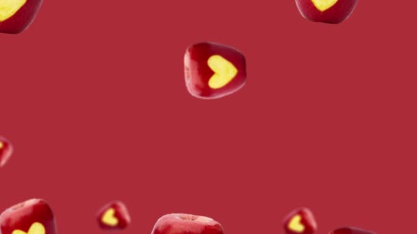 收集了许多直径不同的新鲜红苹果 具有心脏切割 在红色背景上飞翔和摆动 情人节 婚假的概念 4K运动设计图形A — 图库视频影像