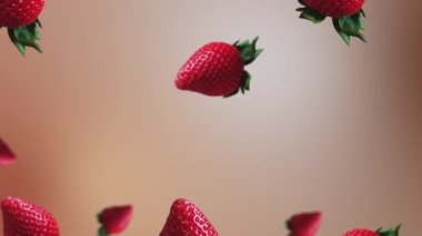 Çapı çok farklı. Çileklerin tamamı yeşil yapraklı. Doğal bej arka planda uçup oynuyorlar. Sevgililer günü, randevu, düğün tatili konsepti. 4k hareket tasarım grafikleri a