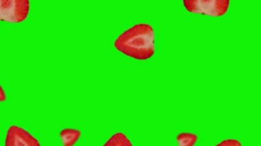 Bir sürü farklı çapta olgun çilek dilimi ve izole edilmiş yeşil yapraklar. Sevgililer Günü konsepti, düğünler, doğum günü tatilleri. Profesyonel tasarım 4k