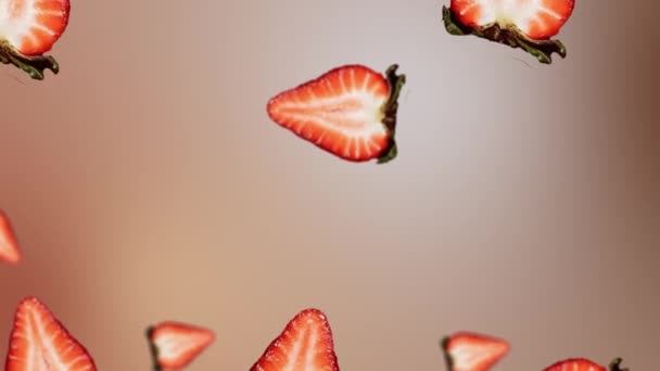 Sammlung Von Vielen Verschiedenen Durchmessern Die Hälfte Der Erdbeeren Mit — Stockvideo