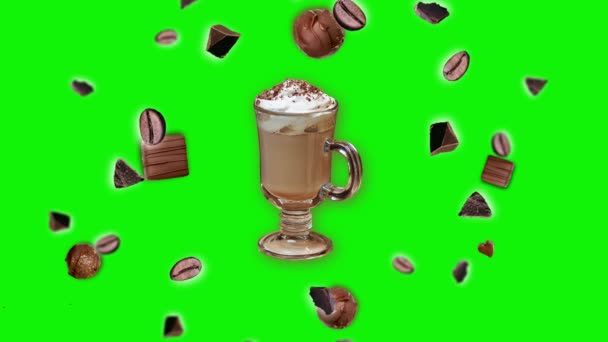 不同方向的动画巧克力碎屑和咖啡豆在绿色屏幕上的一杯拿铁咖啡周围的空气中摇曳摇曳 早上吃早餐的横幅请到茶馆模板去 慢一点 — 图库视频影像