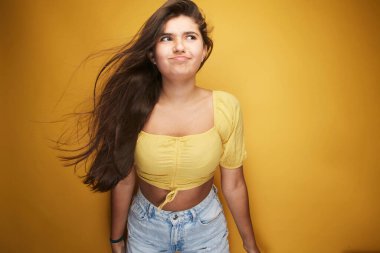  Yüzünde çeşitli duygular ifade eden bir kız sarı rengin altında, gözlerinde ifade, beyaz dişli kahkaha, somurtma, hayat sevinci ve vücudunda enerji dolu.. 