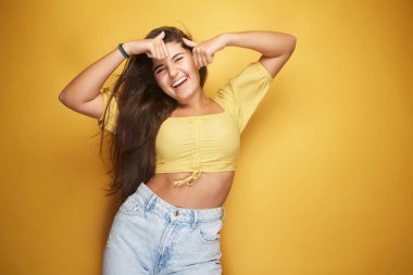  Yüzünde çeşitli duygular ifade eden bir kız sarı rengin altında, gözlerinde ifade, beyaz dişli kahkaha, somurtma, hayat sevinci ve vücudunda enerji dolu.. 