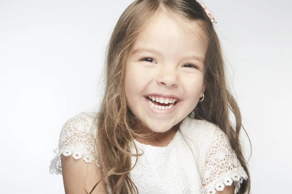 Nettes Kleines Mädchen Das Ein Strahlendes Lächeln Auf Ihr Gesicht — Stockfoto
