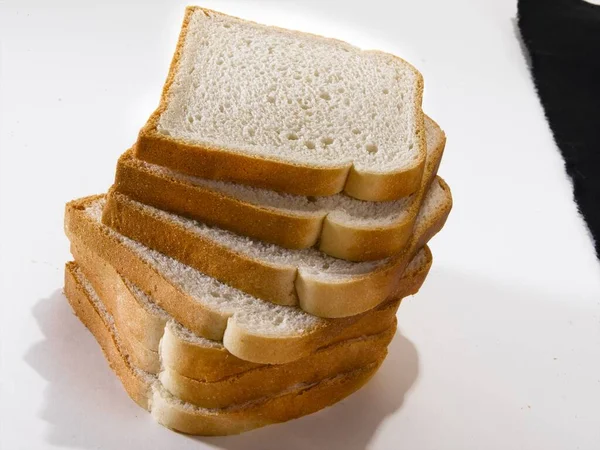 切得很好 煮得很好的中间面包 可以做一个很好的三明治 — 图库照片