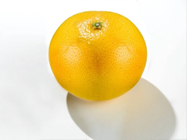 Sebuah Jeruk Segar Dengan Warna Kuning Alami Yang Sudah Menunjukkan — Stok Foto
