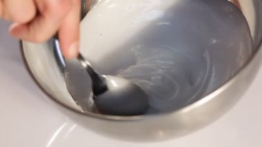 Taze süt, lezzet ve lezzet için büyük bir alüminyum kaseye dökülür ve ana yemek malzemesi olarak servis edilir.. 