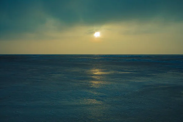 日没時にキエフ海の凍結海岸 カラフルな雲の風景 氷の上の太陽の反射 気候変動 パノラマビュー — ストック写真