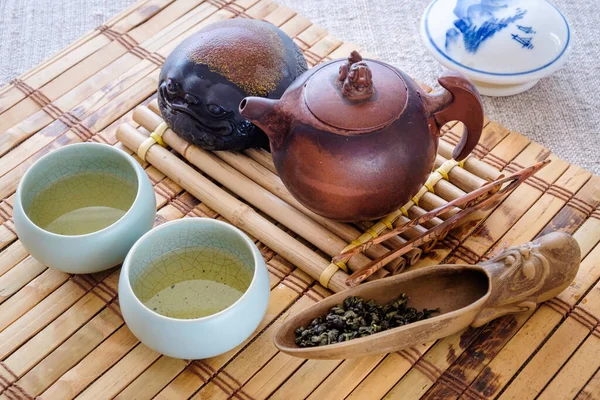 Bambudan Yapılmış Ahşap Bir Masanın Üzerinde Çay Seti Çamur Çaydanlık — Stok fotoğraf