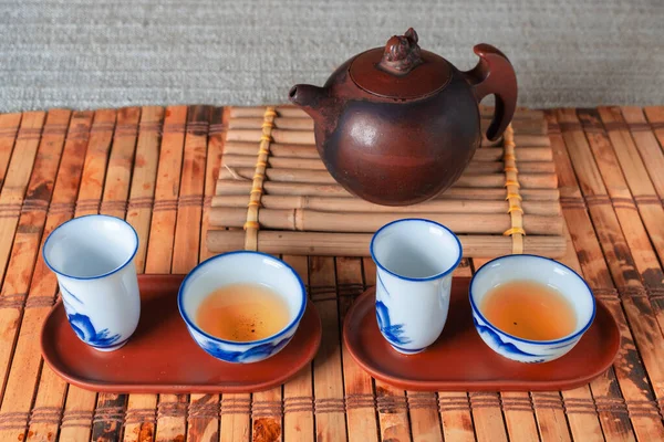 Bambu Hasırlı Bir Masada Çay Seti Porselen Kaplar — Stok fotoğraf