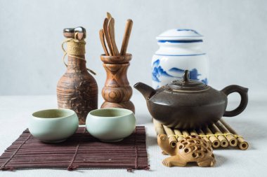 Masadaki çay seti ve bambu tabakası.