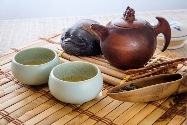 Bambudan Yapılmış Ahşap Bir Masanın Üzerinde Çay Seti Çamur Çaydanlık — Stok fotoğraf