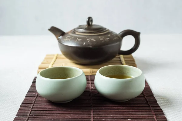 Masadaki Çay Seti Bambu Tabakası — Stok fotoğraf