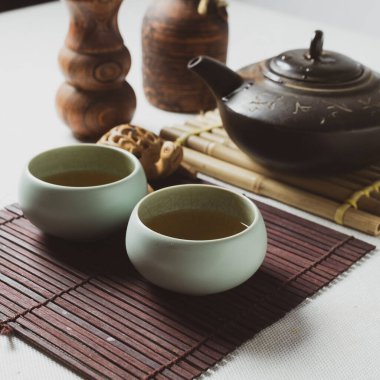 Masadaki çay seti ve bambu tabakası.