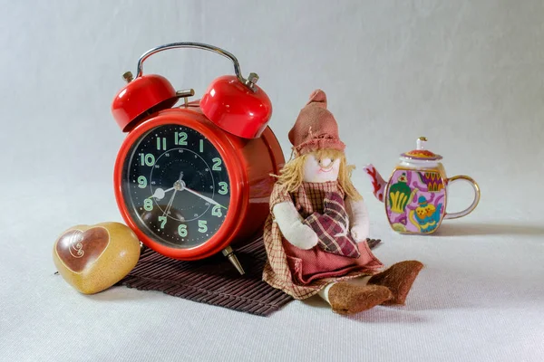 대나무 위에는 시계와 장식용 부품들이 세라믹 — 스톡 사진