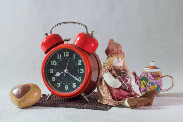 Reloj Despertador Elementos Decorativos Una Mesa Bambú Muñeca Trapo Corazón — Foto de Stock