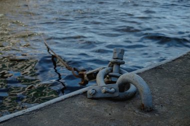 Marinada demirleyen tekne, gemi ve yatlar için eski marina bollard (bitt)