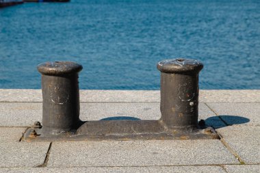 Marinada demirleyen tekne, gemi ve yatlar için eski marina bollard (bitt)