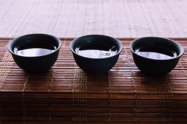 Bambu Hasırlı Bir Masada Çay Seti Porselen Kaplar — Stok fotoğraf