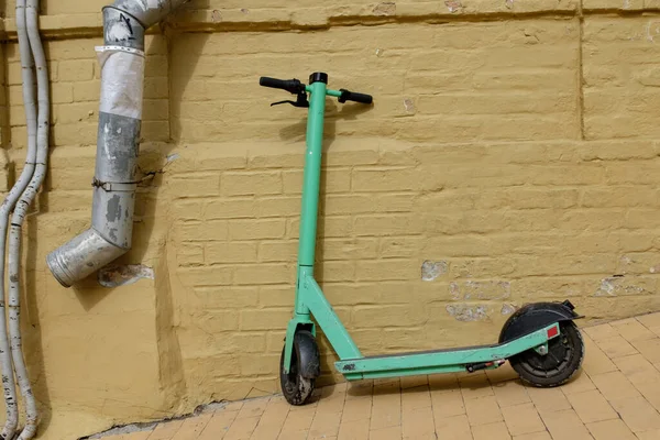 Ein Parkender Roller Umweltfreundliches Mobilitätskonzept Des Sharing Transportes Mit Einem — Stockfoto