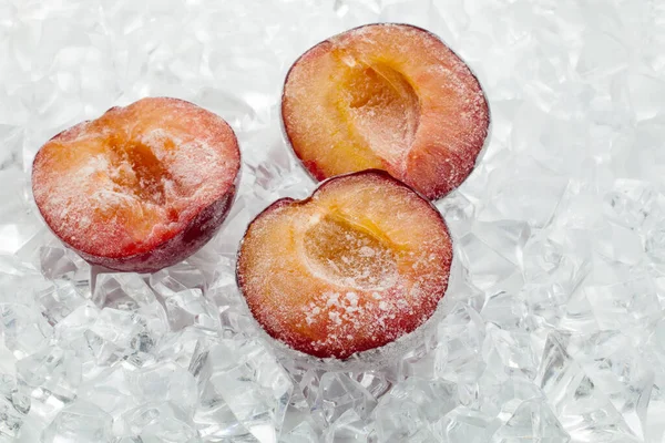 Hızlı dondurulmuş taze erik üzümü. Buz kapağı.