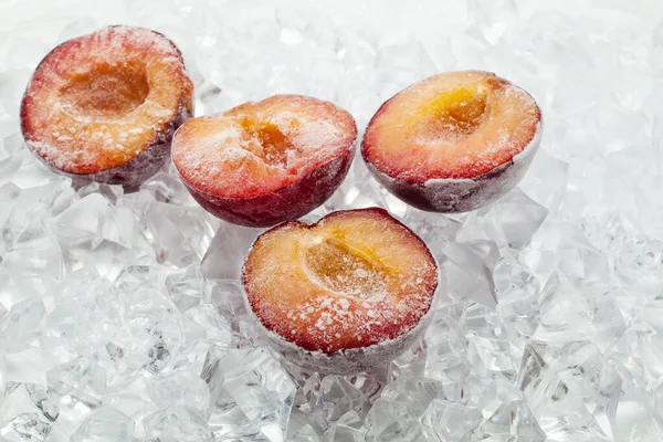 Hızlı dondurulmuş taze erik üzümü. Buz kapağı.