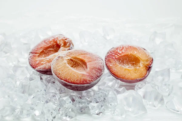 Hızlı dondurulmuş taze erik üzümü. Buz kapağı.