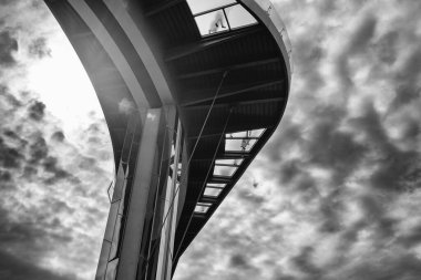 Kyiv, Ukrayna. Yeni bir bisikletin parçası ve Halkın Dostluk Kemeri ile Vladimir Tepesi arasındaki yaya köprüsü. Bulutlu gökyüzü